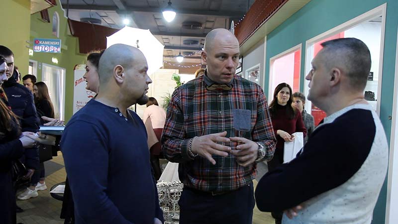 Разговор участников выставки